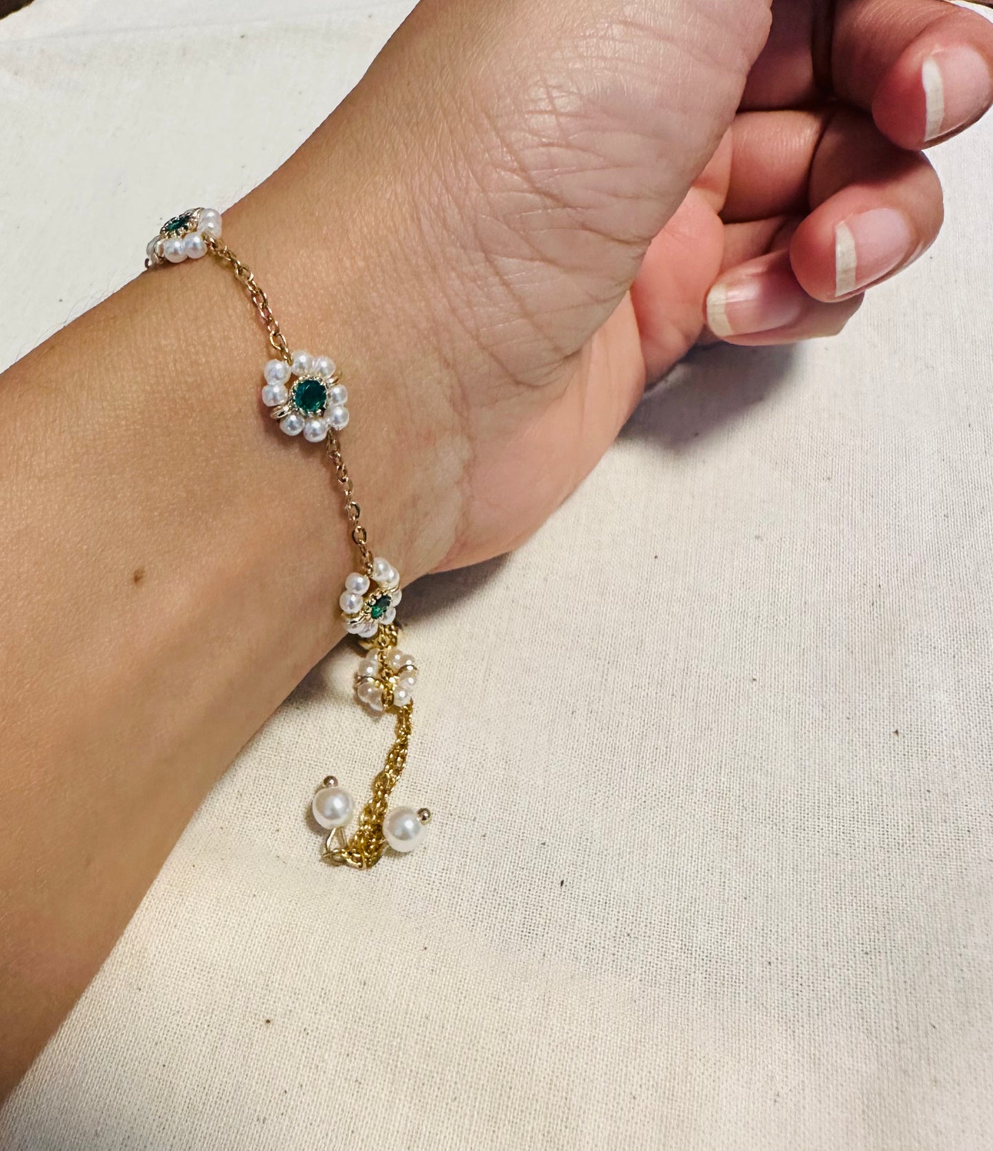 PEARL BEADED FLOWER CHAIN BRACELET