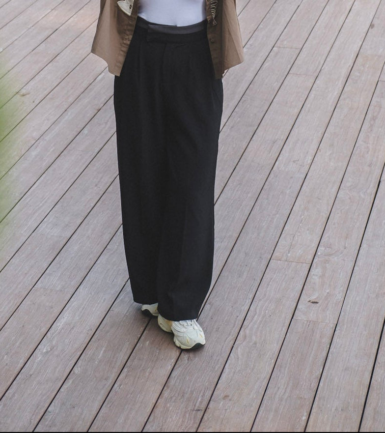 BLACK HIGH WAIST PLEATED TROUSERS