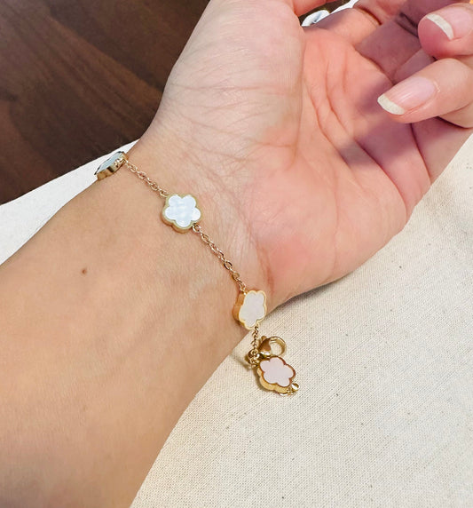 WHITE FLOWER CHAIN BRACELET