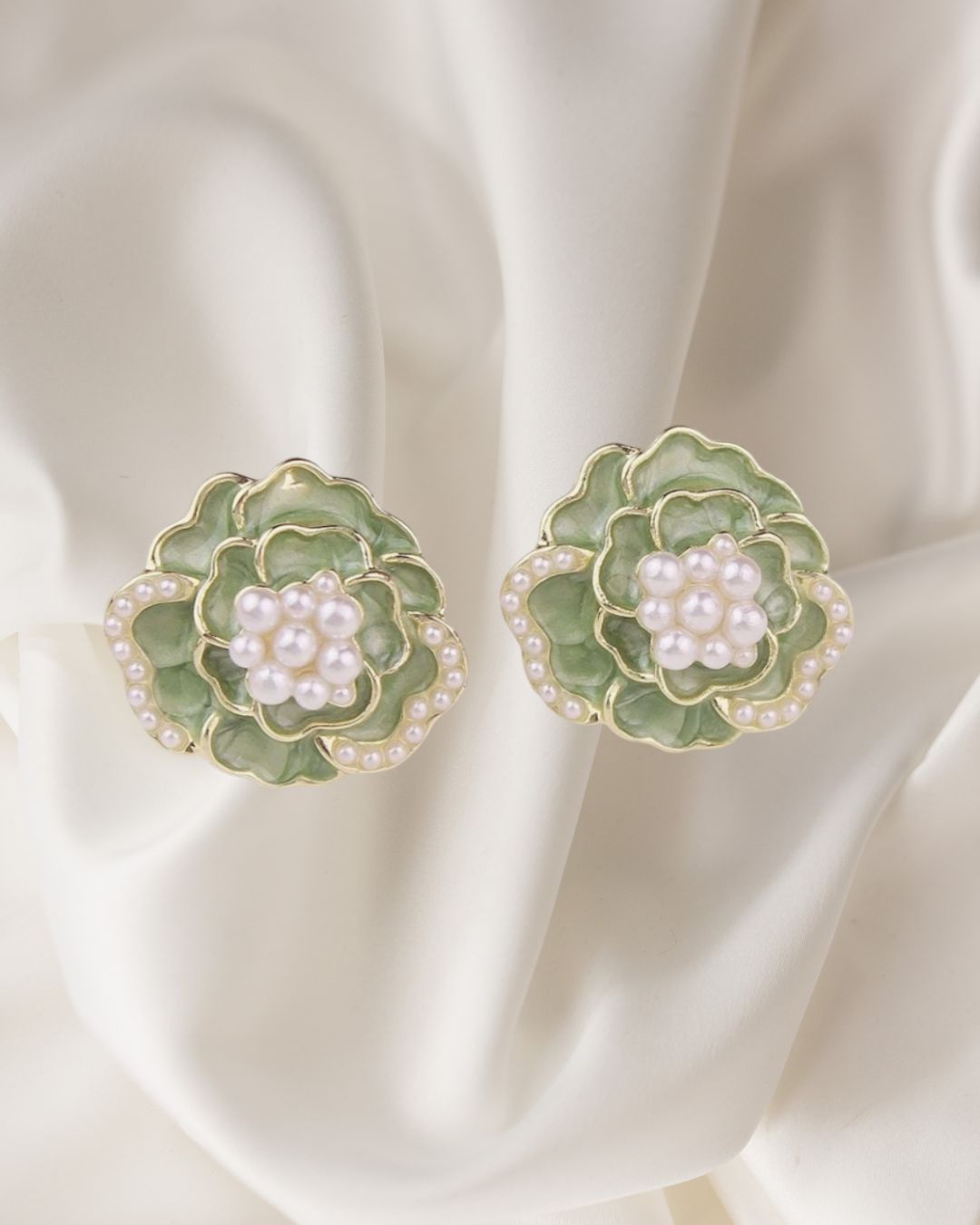 FRESH GREEN FLOWER STUD EARRINGS