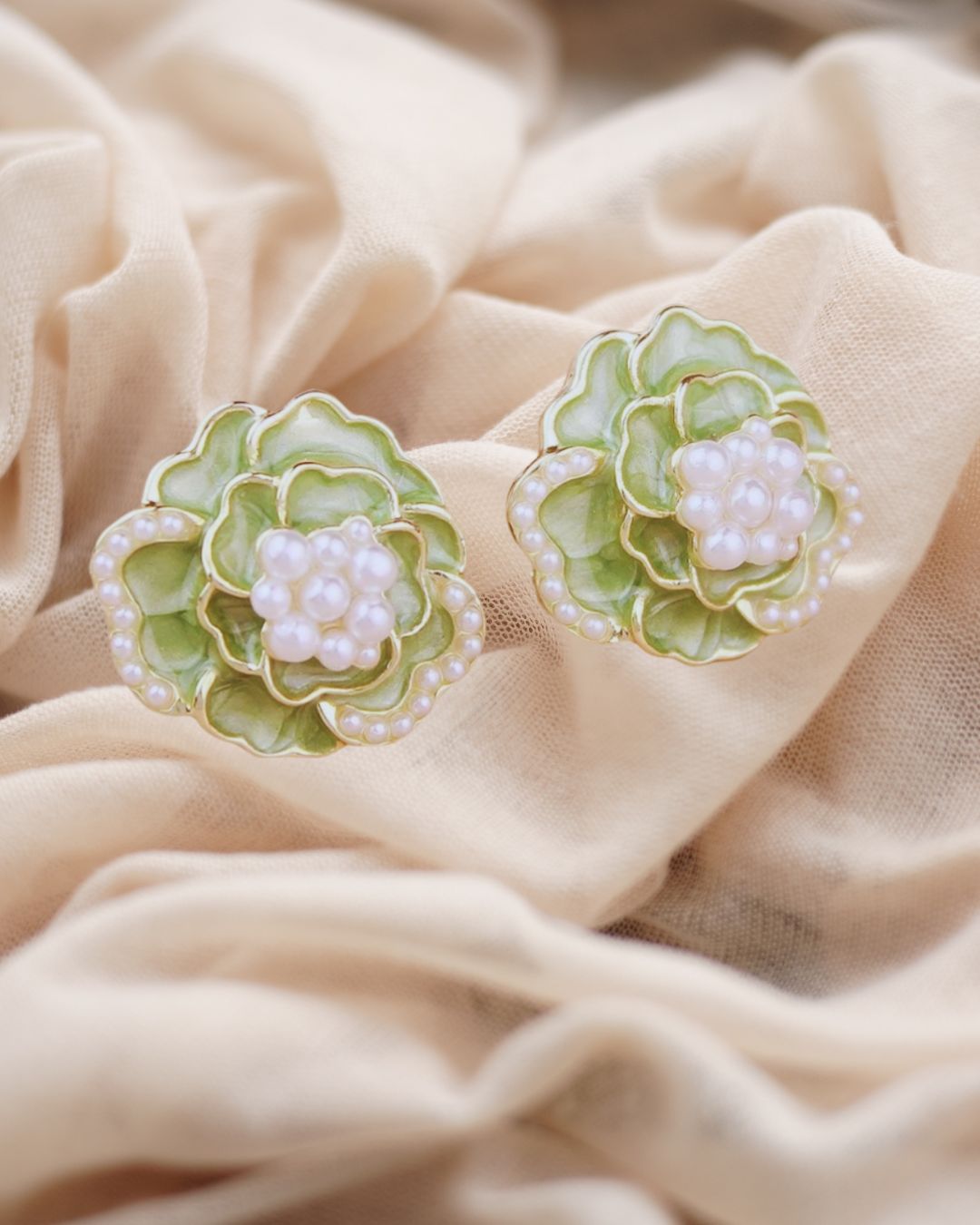 FRESH GREEN FLOWER STUD EARRINGS