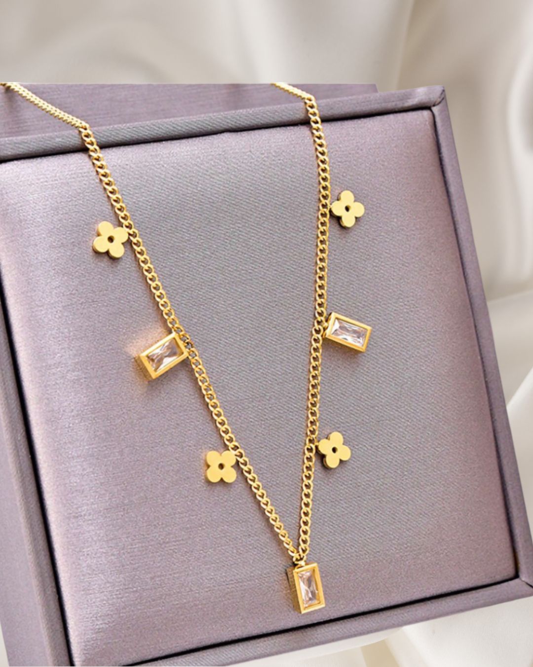 CLOVER CHARM GOLD NECKLACE